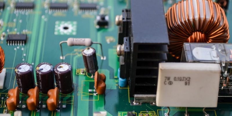 什麼是晶體管？起源、工作原理和積體電路類型