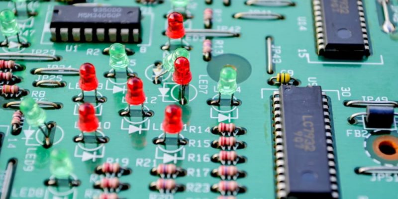 什麼是晶體管？起源、工作原理和積體電路類型