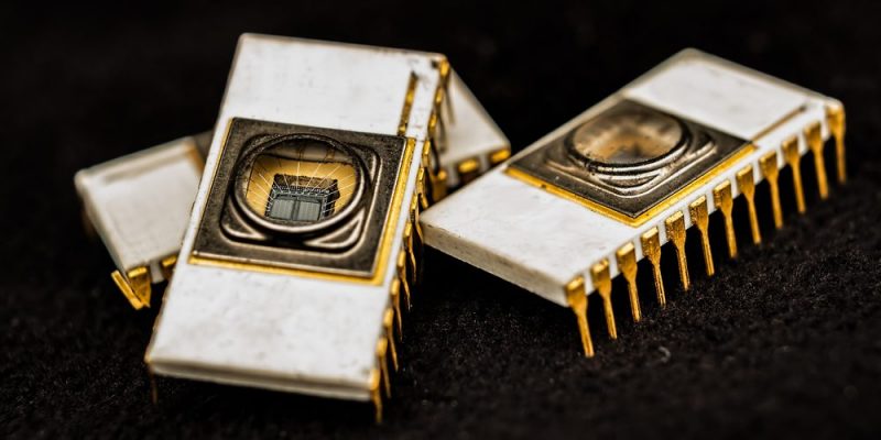 什麼是 ROM 記憶體？這種儲存類型用途、類型以及 RAM