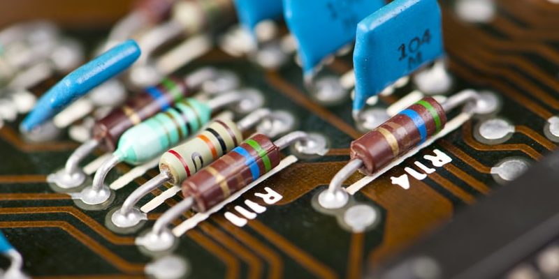 電腦的歷史、它的背景以及每一代電腦的特徵
