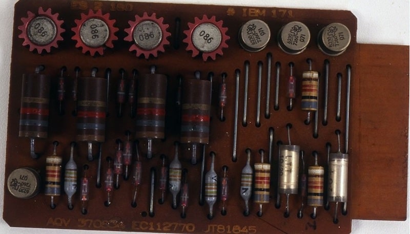 什麼是一代計算機？迄今為止存在哪幾代計算機、特徵