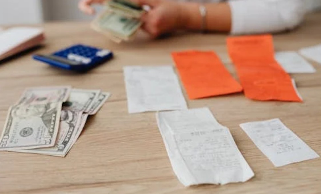 什麼是收據？概念、特徵、類型、 收據與發票、 範例