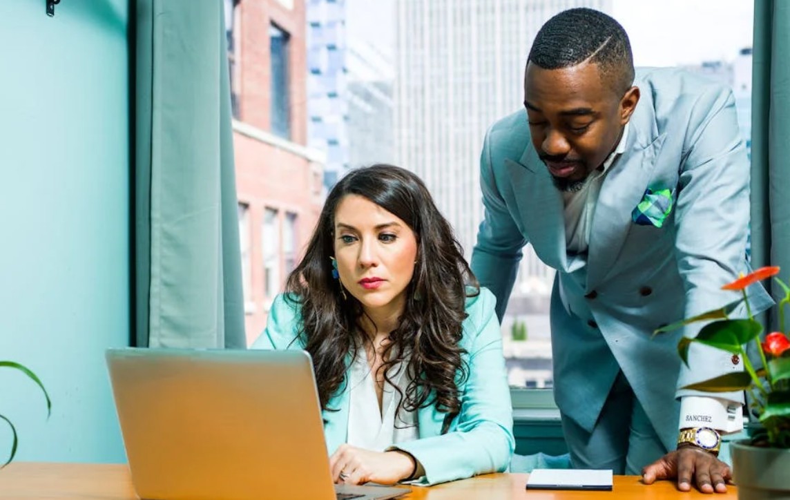 什麼是自由放任領導？概念、特徵、優點與缺點 、範例